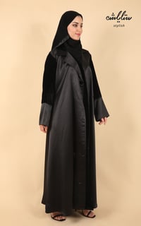 عبايه شتويه ازرار باللون الاسود - صورة 3
