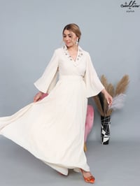 فستان راقي بكسرات باللون السكري بتصميم لف - صورة 2