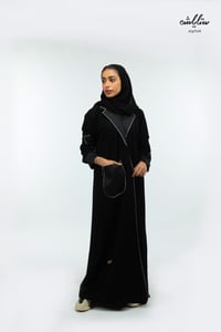 عباية كلاسيك باللون الأسود بياقة جاكيت - صورة 1