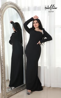 فستان أنيق باللون الأسود مزين بإكسسوار - صورة 23