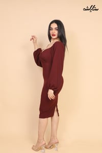 فستان أنيق باللون العنابي بكم طويل واسع ( اوف شولدر )وقصة صدر ناعمة بلمسة أنثوية جذابة - صورة 10