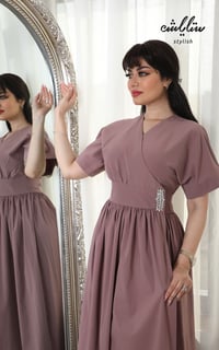 فستان لف مزين بإكسسوار - صورة 10