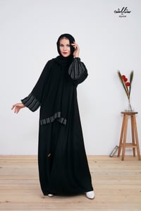 عباية كلاسيك واسعة باللون بالأسود بتقليم على الكم - صورة 1