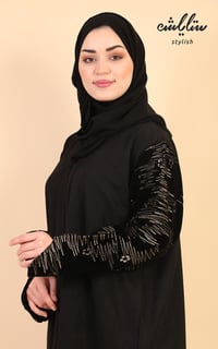 عباية شامواه ازرار شتوية باللون الاسود بتطريز على الكم - صورة 7
