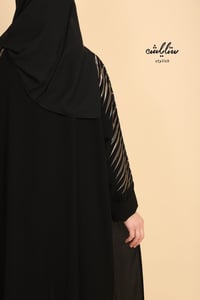  عباية كلاسيك لف مزينة بتطريز ذهبي على الأكمام  - صورة 8