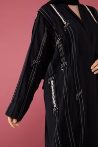 عباية لنن كسرات لف بلون أسود - صورة 3