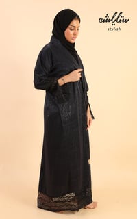 عباية لف باللون الكحلي مزينة بدانتيل - صورة 3