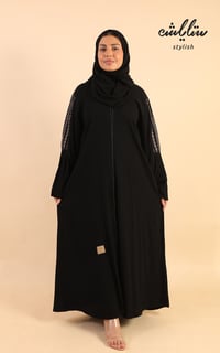 عباية كويتي باللون الأسود مطرزة على الكم - صورة 1