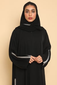 عباية كويتي كلوش مطرزة باللون الأسود - صورة 2