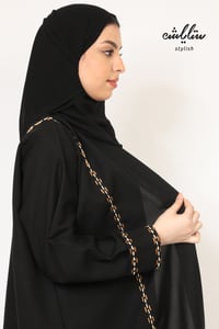 عباية كلاسيك لف بتطريز ملون - صورة 4