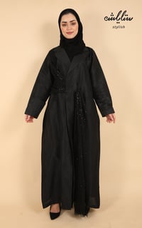 عباية بأزرار باللون الأسود - صورة 2