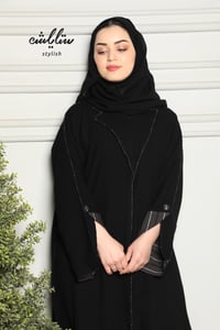 عباية كلاسيك بياقة جاكيت باللون الأسود - صورة 4