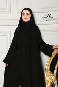 عباية سبيشل باللون الأسود مزينة بشك - صورة 3