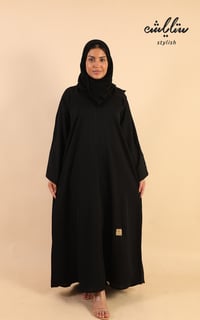 عباية كويتي باللون الاسود بكسرات وكريستال على الاكمام - صورة 2