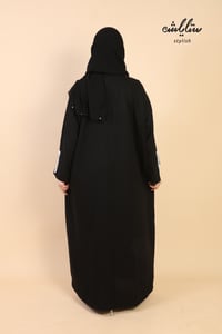 عباية لف باللون الأسود مزينة بلؤلؤ على الأكمام  - صورة 5