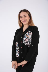 بلوزة باللون الأسود الأنيق بكم طويل وياقة رسمية وطبعات جميلة لإضفاء لمسة عصرية - صورة 1