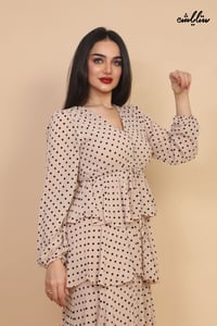 فستان غاية في الأناقة ميدي بقصة الطبقات العصرية بستايل منقط.  - صورة 2
