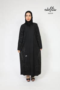 عباية لف باللون الأسود مطرزة - صورة 2
