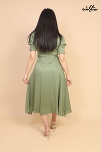 فستان ميدي ناعم باللون الزيتي مزين بأزرار بتصميم يأخذك إلى عالم السبعينات - صورة 8