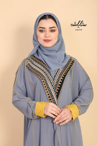 عباية لنن لف باللون السماوي بتطريز على ياقة العباية - صورة 5