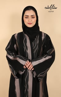 عباية كويتي بأزرار باللون الأسود بتدخيلات ناعمة - صورة 4