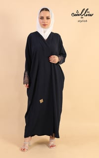 عباية كريب لف باللون الكحلي مزينة بالدانتيل - صورة 1