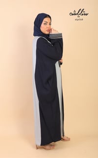 عباية لف كريب باللون الكحلي والرصاصي بكلفة على العباية - صورة 3