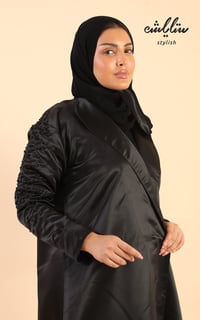 عباية لف باللون الأسود مزينة بشك - صورة 5