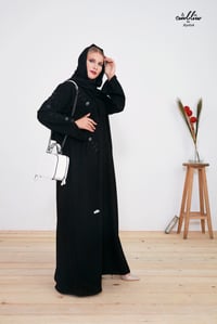 عباية أنيقة باللون الأسود بجيب مع شك ناعم - صورة 3