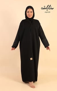 عباية كلاسيك لف باللون الأسود مزينة بتشجير مع كريستال على الكم - صورة 1