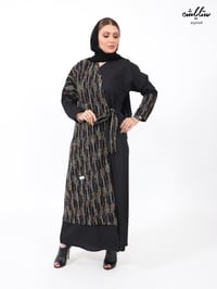 عباية شتوية بلون أسود ومزيج من الألوان الشتوية برباط جانبي - صورة 1