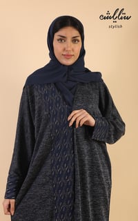 عبايه شتوي شانيل لف باللون الكحلي الغامق - صورة 2