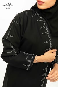 عباية ستايلش باللون الأسود بتطريز فضي - صورة 3