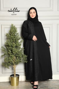 عباية شموخ باللون الأسود بتشجير ناعم - صورة 3