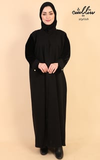عباية لمسة شتوية كريب ازرار باللون الاسود والكم كويتي وعليه مخمل - صورة 2