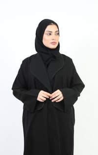 عباية كلاسيك لف بياقة مزينة بكريستال - صورة 3