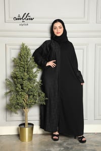 عباية شموخ باللون الأسود بتشجير ناعم - صورة 2