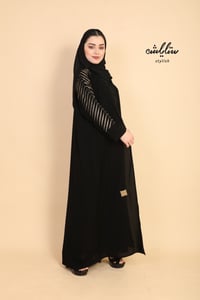  عباية كلاسيك لف مزينة بتطريز ذهبي على الأكمام  - صورة 3