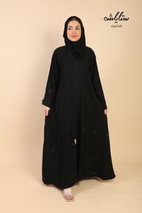 عباية باللون الأسود مزينة بشك على الأكمام والأسفل - صورة 1