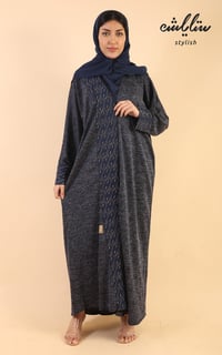 عبايه شتوي شانيل لف باللون الكحلي الغامق - صورة 1