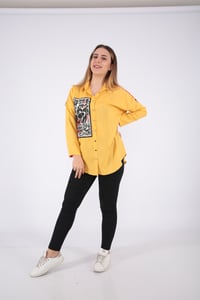 بلوزة باللون الأصفر الأنيق بكم طويل وياقة رسمية وطبعات جميلة لإضفاء لمسة عصرية - صورة 3