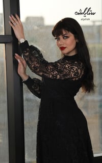 فستان راقي من الجبير الأسود بكم طويل وبياقة رسمية ولمسة أنثوية رائعة - صورة 6