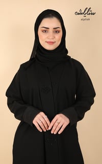 عباية لف باللون الأسود بجيوب مخفية وشك ناعم - صورة 5