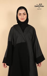عباية بأزرار باللون الأسود بجاكار مشجر - صورة 5
