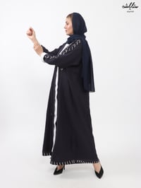 عباية لنن لف باللون الكحلي والأبيض - صورة 8