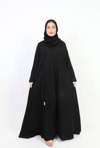 عباية كلاسيك مزينة بتطريز - صورة 1