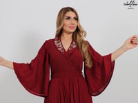 فستان راقي بكسرات باللون العنابي بتصميم لف - صورة 5