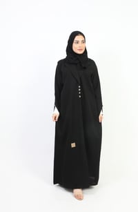 عباية كلاسيك لف مزينة ببليسيه أبيض على الكم  - صورة 2