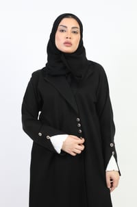 عباية كلاسيك لف مزينة ببليسيه أبيض على الكم  - صورة 4