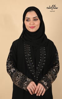 عبايه نواعم بأزرار وشك على الياقة والاكمام باللون الاسود - صورة 4